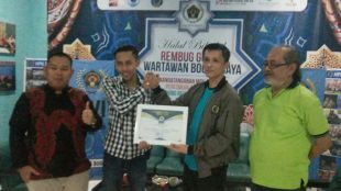 Ketua PWI Kota Bogor saat memberikan piagam penghargaan kepada Kantor Hukum Sembilan Bintang (dok. KM)