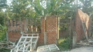 Pembangunan ruang kelas dua lokal di MTs Al-Haq, Sukabumi, yang Mangkrak (dok. Tar/KM)