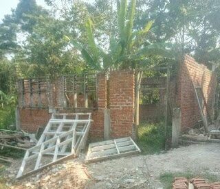 Pembangunan ruang kelas dua lokal di MTs Al-Haq, Sukabumi, yang Mangkrak (dok. Tar/KM)