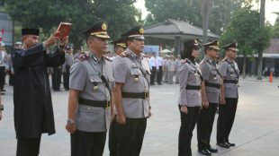 Kapolres Bogor memimpin upacara serah terima jabatan Kapolsek Cibinong, Gunung Putri, Babakan Madang, Kemang, dan Cibungbulang, Rabu 24/7/2019 (dok. KM)