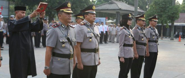 Kapolres Bogor memimpin upacara serah terima jabatan Kapolsek Cibinong, Gunung Putri, Babakan Madang, Kemang, dan Cibungbulang, Rabu 24/7/2019 (dok. KM)