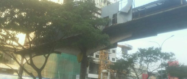 Papan reklame di Jalan Margonda Raya yang tidak terurus (dok. KM)