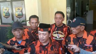 Sekretaris Jenderal Pemuda Pancasila Provinsi Babel, Yamoa'a Harefa saat mendatangi kantor Sentral Pelayanan Kepolisian Terpadu (SPKT) Polda Babel, Rabu 24/7/2019 (dok. KM)