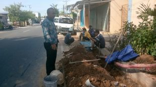 Lurah Opas Indah, Juni, saat ke lokasi tidak tertanamnya kabel SKTM 20kV di Jalan RE Martadinata, Kelurahan Opas Indah, Kecamatan Taman Sari, Kota Pangkalpinang, Kamis 25/7 (dok. KM)