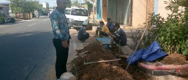 Lurah Opas Indah, Juni, saat ke lokasi tidak tertanamnya kabel SKTM 20kV di Jalan RE Martadinata, Kelurahan Opas Indah, Kecamatan Taman Sari, Kota Pangkalpinang, Kamis 25/7 (dok. KM)