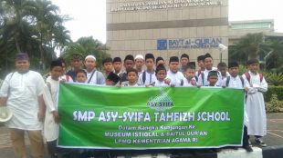 Para santri dan dewan guru Asy-Syifa berpoto bersama depan gedung LPMQ (dok. KM)