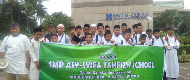 Para santri dan dewan guru Asy-Syifa berpoto bersama depan gedung LPMQ (dok. KM)