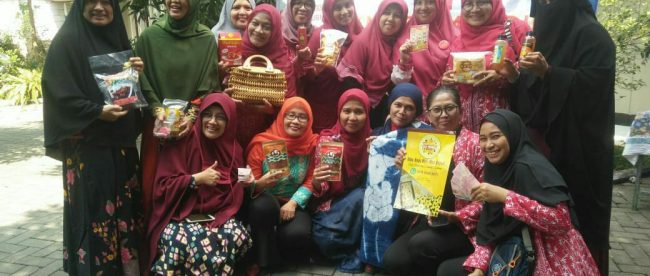 Foto Bersama Tim UBM di Halaman Kantor Kecamatan Beji, Depok, Sabtu 27/7/2019 (dok. KM)