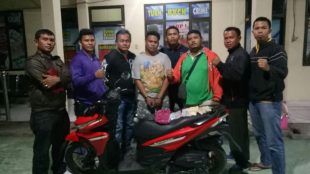 Timsus Gurita Polres Tanjung Balai saat mengamankan pelaku jambret beserta barang bukti hasil tindak kejahatan, Sabtu 27/7/2019 (dok. KM)