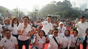 Deputi Bidang Koordinasi SDM, Iptek dan Budaya Maritim Safri Burhanuddin mengajak masyarakat menggunakan tumbler dalam "Gerakan 1 Juta Tumbler" di Kawasan Gelora Bung Karno Jakarta pada Minggu 28/7/2019.
