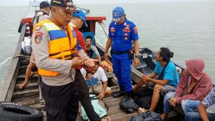 18 TKI gelap diamankan di atas kapal tongkang dan di periksa Satpol Air Polres Tanjungbalai. (dok. KM)