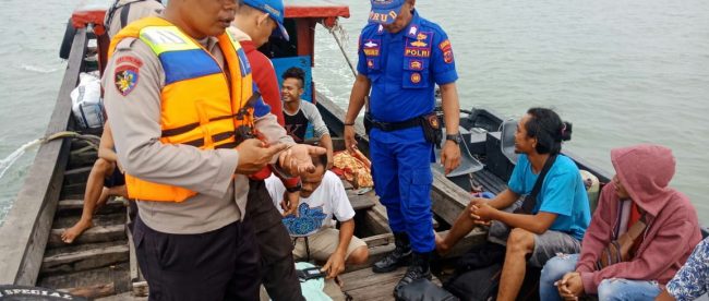18 TKI gelap diamankan di atas kapal tongkang dan di periksa Satpol Air Polres Tanjungbalai. (dok. KM)
