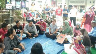 Warga bersama lurah dan Dinas PUPR Kota Bogor saat dialog pembuatan septic tank komunal di wilayah Babakan Pasar, Kota Bogor, Selasa 30/7/2019 (dok. KM)