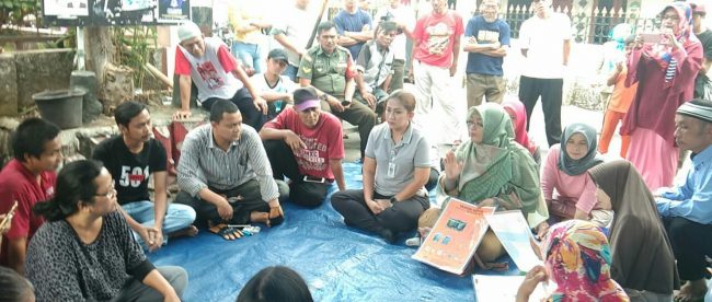 Warga bersama lurah dan Dinas PUPR Kota Bogor saat dialog pembuatan septic tank komunal di wilayah Babakan Pasar, Kota Bogor, Selasa 30/7/2019 (dok. KM)
