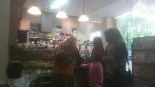 Suasana salah satu kantin di area lobi RS Mitra Keluarga Depok (dok. KM)