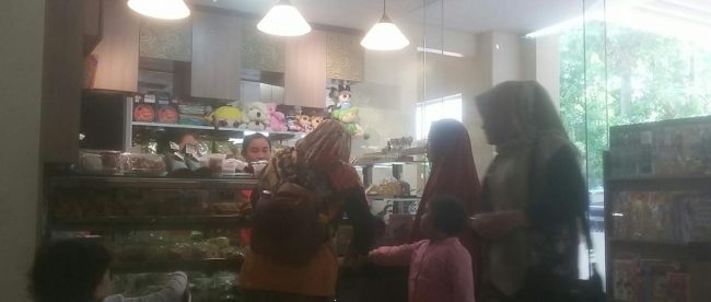 Suasana salah satu kantin di area lobi RS Mitra Keluarga Depok (dok. KM)