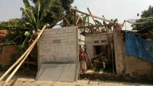 Akhirnya rumah Nur Holifah, penerima RTLH 2018 dibangunkan lagi setelah terbengkalai, atas bantuan Kades Batu Tulis, Kecamatan Nanggung, Ade Supriatna (dok. KM)