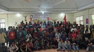 Ratusan mahasiswa Papua yang tergabung dalam KNPB Konsulat di Aula Asrama Papua di Tondano usai seminar sehari, Selasa 30/7/2019 (dok. KM)