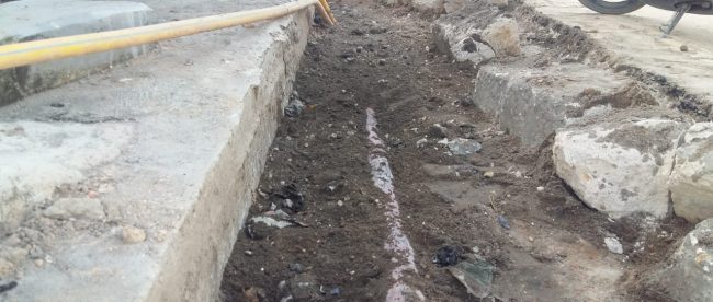 Kabel SKTM 20kV milik PLN Cabang Bangka di Jalan RE Martadinata, Kelurahan Opas Indah, Kota Pangkalpinang yang ditanam tidak sesuai dengan standarisasi (dok. KM)