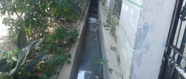 Kondisi saluran air yang tersumbat di Jalan Kusuma Timur Raya RT001/020 Perumahan Wisma Jaya Kelurahan Aren Jaya Bekasi Timur dok. KM)