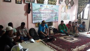 Masyarakat KBA Alue Naga mendengar penjelasan mengenai penanganan hasil perikanan dari tim Universitas Syiah Kuala Banda Aceh, Sabtu 20/7/2019 (dok. KM)