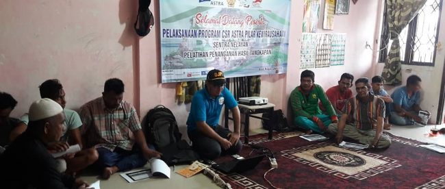 Masyarakat KBA Alue Naga mendengar penjelasan mengenai penanganan hasil perikanan dari tim Universitas Syiah Kuala Banda Aceh, Sabtu 20/7/2019 (dok. KM)