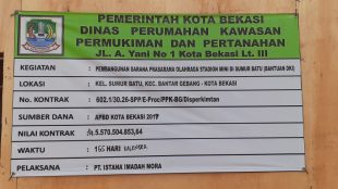 Papan nama proyek pekerjaan stadion mini di Sumur Batu, Kecamatan Bantar Gebang, Kota Bekasi (dok. KM)