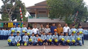Bantuan langsung 100 bola diserahkan oleh Ketua KPSN, Suhendra Hadikustono pada saat apel pagi di Madrasah Muallimin, di Yogyakaerta, Sabtu 24/8/2019.
