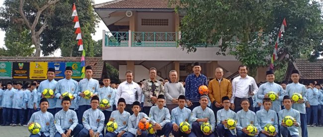 Bantuan langsung 100 bola diserahkan oleh Ketua KPSN, Suhendra Hadikustono pada saat apel pagi di Madrasah Muallimin, di Yogyakaerta, Sabtu 24/8/2019.