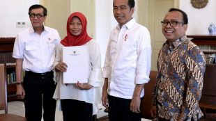 Presiden Joko Widodo saat menerima Baiq Nuril Maknun di Istana Kepresidenan Bogor, Jawa Barat, pada Jumat, 2 Agustus 2019. Tampak dalam foto Menteri Sekretaris Negara Pratikno dan Menteri Hukum dan HAM Yasonna Laoly yang mendampingi keduanya. Foto: Setpres