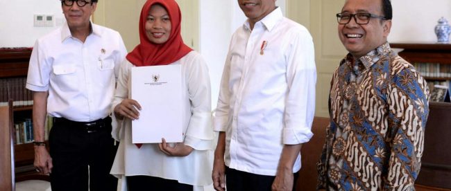 Presiden Joko Widodo saat menerima Baiq Nuril Maknun di Istana Kepresidenan Bogor, Jawa Barat, pada Jumat, 2 Agustus 2019. Tampak dalam foto Menteri Sekretaris Negara Pratikno dan Menteri Hukum dan HAM Yasonna Laoly yang mendampingi keduanya. Foto: Setpres