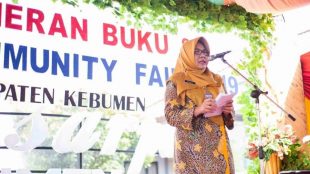 Kepala Dinas Kearsipan dan Perpustakaan Kebumen Anna Ratnawati memberikan sambutan pada pameran buku dan Community Fair 2019 di Kebumen 2/8/2019.