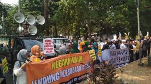 Massa FUI saat unjuk rasa di depan Mapolres Bogor, Jumat 2/7/2019 (dok. KM)