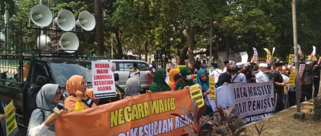 Massa FUI saat unjuk rasa di depan Mapolres Bogor, Jumat 2/7/2019 (dok. KM)