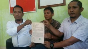 Direktur PT. Garba General, Jerri Kumbara (tengah) saat didampingi 2 orang kuasa hukumnya di Kabupaten Bangka, Kamis 1/8/2019 (dok. KM)