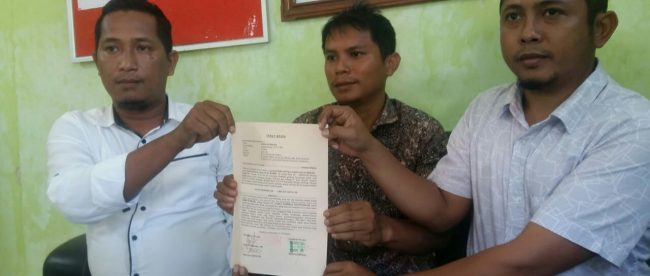Direktur PT. Garba General, Jerri Kumbara (tengah) saat didampingi 2 orang kuasa hukumnya di Kabupaten Bangka, Kamis 1/8/2019 (dok. KM)