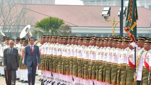 Presiden Jokowi itu disambut oleh Perdana Menteri (PM) Malaysia Mahathir Mohamad di Dataran Perdana, Putrajaya, Jumat 9/8/2019