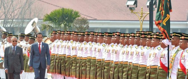 Presiden Jokowi itu disambut oleh Perdana Menteri (PM) Malaysia Mahathir Mohamad di Dataran Perdana, Putrajaya, Jumat 9/8/2019