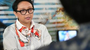 Menteri Luar Negeri RI Retno Marsudi memberikan keterangan usai pertemuan Presiden RI dan PM Malaysia di Hotel Ritz Carlton Millenia, Singapura pada Jumat 9/8/2019