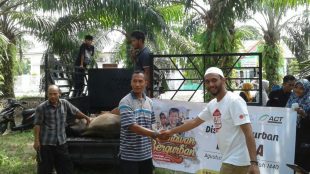 Ketua ACT-MRI Kota Langsa menyerahkan daging kurban dari 1 ekor lembu di Gampong Aluer Dua, Kecamatan Langsa Baro, Kota Langsa, Minggu 11/8 (dok. KM)