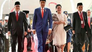 Presiden Joko Widodo menuju Ruang Sidang Paripurna pada Sidang Tahunan MPR RI Tahun 2019 di Gedung Nusantara MPR/ DPR/ DPD RI, Jakarta pada Jumat, 16/8/2019.