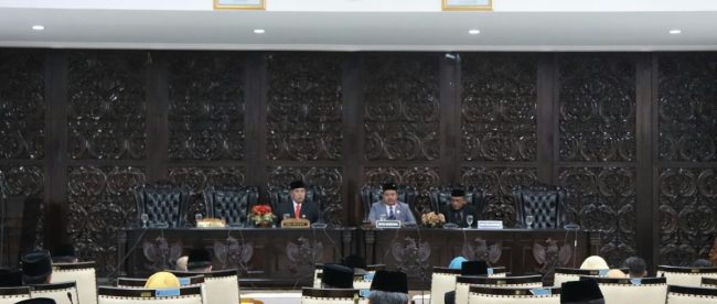 Bupati kebumen Yazid Mahfudz, Ketua DPRD sementara Adhitya Whisnu Bayu Aji, Wakil Ketua Sementara DPRD Nur Hariyadi dalam Rapat Paripurna DPRD Kabupaten Kebumen untuk menyimak Pidato Kenegaraan Presiden RI di Gedung DPRD Kebumen, Jumat, 16/8/2019.