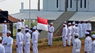Upacara Hari Kemerdekaan Republik Indonesia ke-74 di Ponpes Agrokultural Markaz Syariah Megamendung Bogor (dok. KM)