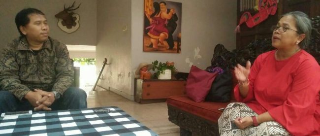 Pendiri Rumah Cinta Wayang, Dwi Woro Retno Mastuti saat diwawancarai awak media KM (dok. KM)