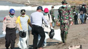 Aksi bersih-bersih di Pantai Bungin, Muaragembong, Kabupaten Bekasi, Minggu 18/8/2019 (dok. KM)