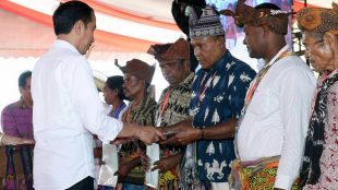 Presiden Joko Widodo menyerahkan sertifikat hak atas tanah kepada masyarakat di halaman Kantor Bupati Kupang, NTT, Rabu, 21/8/2019