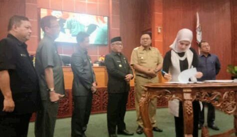 Prosesi Penandatanganan Pengesahan Raperda Perubahan APBD 2019 (foto:istimewa)