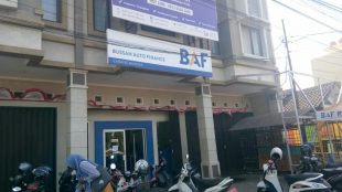 Mustafa saat mendatangi kantor PT BAF Cabang Bangka yang berada di jalan Jenderal Sudirman, Kota Pangkalpinang.