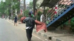 Ayah menggendong pulang jenazah anaknya