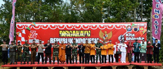Kasdam IV/Diponegoro Brigjen TNI Teguh Muji Angkasa memberikan bantuan setelah peringatan Hari Ulang Tahun Ke-74 Kemerdekaan RI di Lapangan Dusun Porot, Desa Getas, Kecamatan Kaloran, Temanggung Sabtu 24/8.